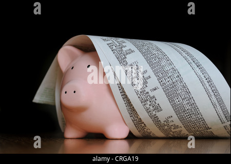 PIGGYBANK con supermercato Fino ricevute RE Carrello cibo costi bollette dei redditi bilanci domestici risparmio salariale l'economia UK Foto Stock