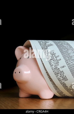 PIGGYBANK con supermercato Fino ricevute RE Carrello cibo costi bollette dei redditi bilanci domestici risparmio salariale l'economia UK Foto Stock