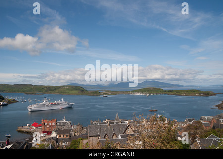 Una vista di Oban sullo Scottish West Coast cercando attraverso la baia verso l'Isola di Kerrera e Isle of Mull. Foto Stock