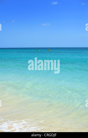 Due canoisti nel mare di Grand Anse Beach, Grenada, West Indies Foto Stock