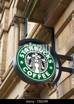 Starbucks Coffee segno sulla parete esterna a Manchester REGNO UNITO Foto Stock