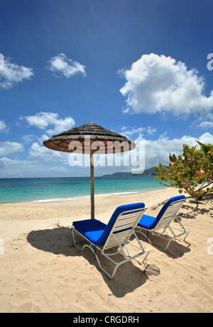 Sedie a sdraio e ombrellone, Grand Anse Beach, Grenada, West Indies, dei Caraibi Foto Stock