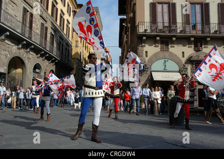 Tubi espulsori di bandiera messo su un display a colori per le strade di Firenze, Italia Foto Stock