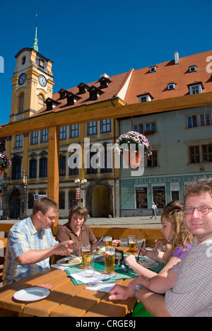 Mangiare di fronte al nuovo municipio, Repubblica Ceca, Cheb Foto Stock