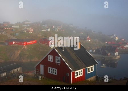 Villaggio nella nebbia mattutina, Groenlandia, Ammassalik, est della Groenlandia, Tasiilaq Foto Stock