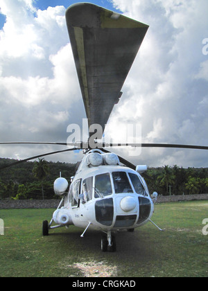 Elicottero del 'ONU missione di Stabilizzazione di Haiti" permanente sulla pista sterrata , Haiti, Grande Anse, Jeremie Foto Stock