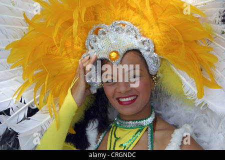 Pretty Woman con feathered copricapo sulla festa nazionale, Repubblica Dominicana, La Romana, Bayahibe Foto Stock