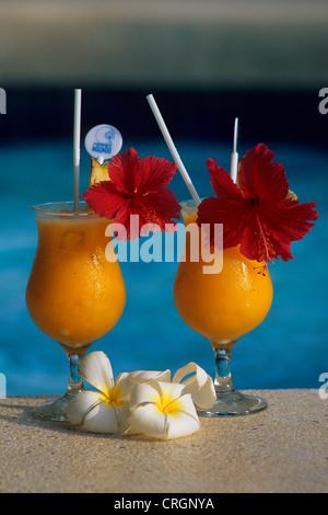 Due cocktail di benvenuto e fiori tropicali, Thailandia Foto Stock