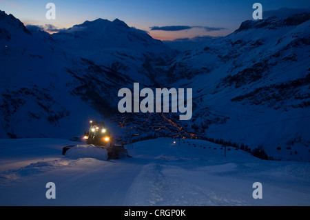 Caterpillar in Val d'Isere ski resort, Francia, Savoie, Alpi Foto Stock