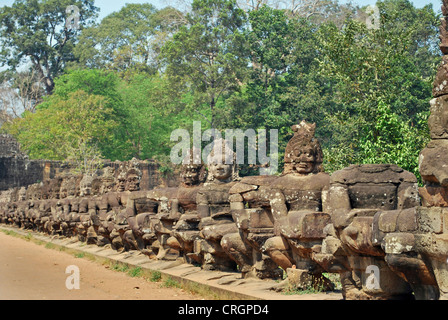 Statue sul ponte che conduce alla vittoria porta di Angkor Thom nell area del tempio di Angkor Wat, Cambogia Foto Stock