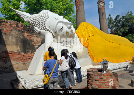 I turisti di scattare le foto della menzogna golden buddha con tunica, cambiare al Nirvana, Thailandia, Ayutthaya, Wat Yai Chai Mongkon, Wihan Phraphutthasaiyat Foto Stock