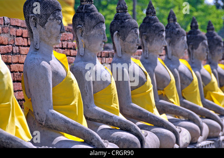 Statue di Buddha attorno alla grande Chedi Chaya Mongkol, Thailandia, Ayutthaya, Wat Yai Chai Mongkon Foto Stock