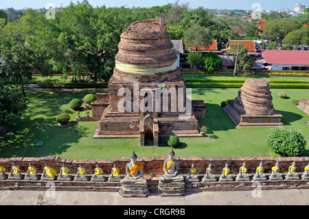 Statue di Buddha e parco di grande Chedi Chaya Mongkol, Thailandia, Ayutthaya, Wat Yai Chai Mongkon Foto Stock