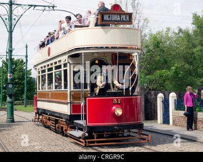 Ripristinato aprire sormontato double decker Blackpool il tram numero 31 che arrivano in città presso il museo Beamish del nord della vita Foto Stock