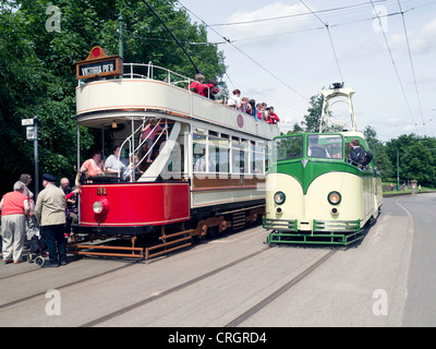 Due restaurato Blackpool tram si incontrano in un loop di crossover presso il museo Beamish del nord della vita Foto Stock