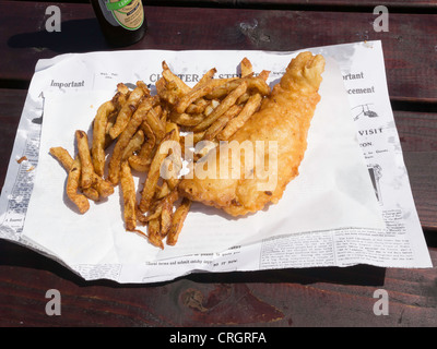 Il tradizionale pesce e patatine cotti nel lardo in Davy's Fish e Chip shop presso il museo Beamish del nord della vita Foto Stock