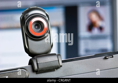 Webcam installata sul monitor del computer, screenshot con il ritratto di una donna in background Foto Stock