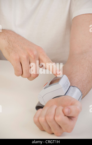 Uomo con sangue ambulatoriale unità di pressione Foto Stock