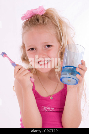 Ragazza 6 anni, con dentifricio Foto Stock