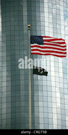 A STELLE E STRISCE nella parte anteriore del rivestimento in vetro di un moderno edificio di uffici, USA, New York City Foto Stock