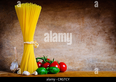 Ancora vita con i tradizionali piatti di pasta italiana su un sfondo di legno Foto Stock