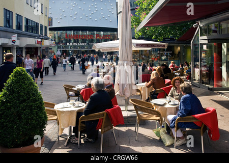 Shopping Mile con cafè sul marciapiede, in Germania, in Renania settentrionale-Vestfalia, la zona della Ruhr, Essen Foto Stock