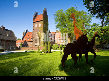 Il castello di Heesen con l'arte moderna in primo piano, in Germania, in Renania settentrionale-Vestfalia, la zona della Ruhr, Hamm Foto Stock