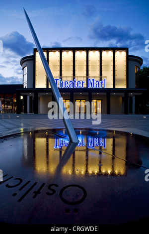 Arte moderna di fronte al teatro illuminata di Marl nel crepuscolo, in Germania, in Renania settentrionale-Vestfalia, la zona della Ruhr, Marl Foto Stock