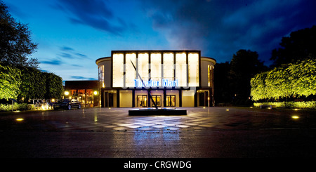 Arte moderna di fronte al teatro illuminata di Marl nel crepuscolo, in Germania, in Renania settentrionale-Vestfalia, la zona della Ruhr, Marl Foto Stock
