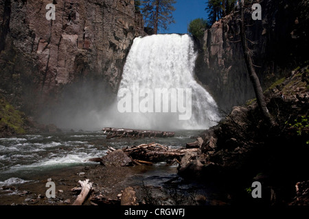 Rainbow Falls, San Joaquin River, Mammoth Lakes, California, Stati Uniti d'America in luglio dal livello del fiume Foto Stock