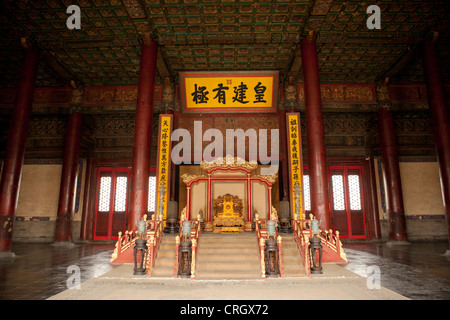 Trono imperiale in sala della suprema armonia, la Città Proibita di Pechino, Cina Foto Stock