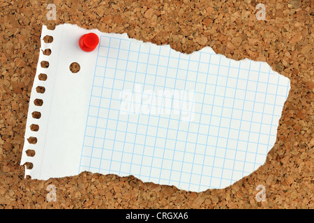 Lavagna di sughero con chits di carta Foto stock - Alamy