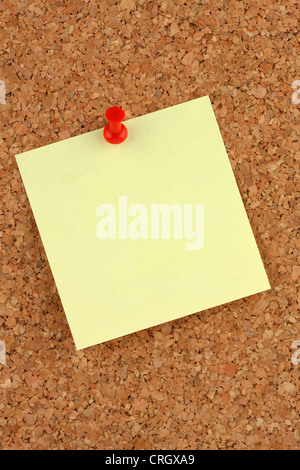 Lavagna di sughero con chit di carta Foto stock - Alamy