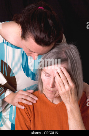 Figlia adulta solaces madre Foto Stock
