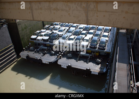 Barge con nuove vetture a bloccare, Austria Foto Stock