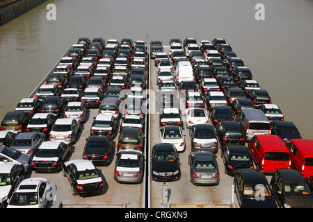 Barge con nuove vetture sul fiume Danubio, Austria Foto Stock