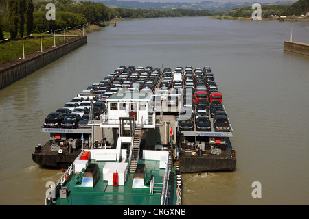 Barge con nuove vetture sul fiume Danubio, Austria Foto Stock