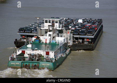 Barge con nuove vetture sul fiume Danubio, Austria Foto Stock