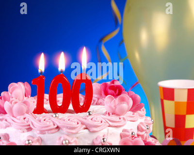 Compleanno-torta di anniversario con candele che mostra Nr. 100 Foto Stock