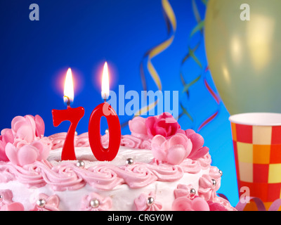 Compleanno-torta di anniversario con candele che mostra Nr. 70 Foto Stock