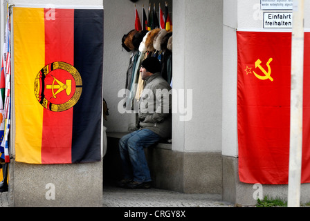 Berlino, Germania. Pressione di stallo di Souvenir vicino al Checkpoint Charlie comunista di vendita di souvenir a tema Foto Stock