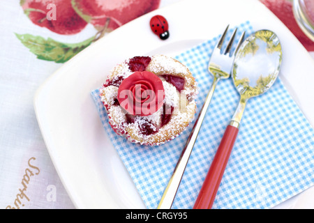 Muffin con marchpane è salito sul tavolo da caffè Foto Stock