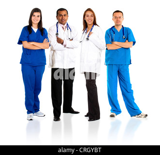 Un gruppo di giovani medici, due uomini e donne in piedi con le braccia incrociate e stetoscopi Foto Stock