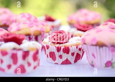 Muffin con marchpane è salito sul tavolo da caffè Foto Stock