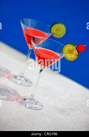 Cocktail in bicchieri da martini a una piscina Foto Stock