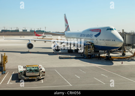 British Airways 747-400 sull'asfalto all'Aeroporto Internazionale di Pechino. In fondo è un Boeing 737 di Shenzhen Airways. Foto Stock