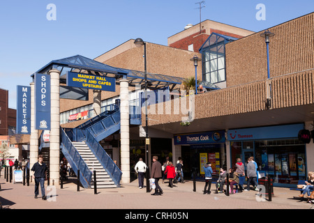 La gente a piedi nella zona centrale per lo shopping di Barnsley, South Yorkshire. Foto Stock