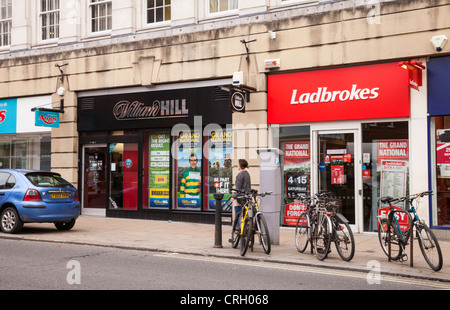 Ladbrokes e William Hill, bookmakers, accanto a uno un altro in Piccadilly, York, North Yorkshire, Inghilterra Foto Stock