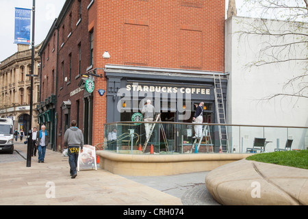 Starbucks Coffee shop, Tudor Square, South Yorkshire, Inghilterra, nel processo di essere riverniciato. Foto Stock