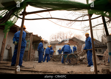 Team di lavoratori edili lavorando su un sito a Hutong di Pechino, Cina, Asia Foto Stock